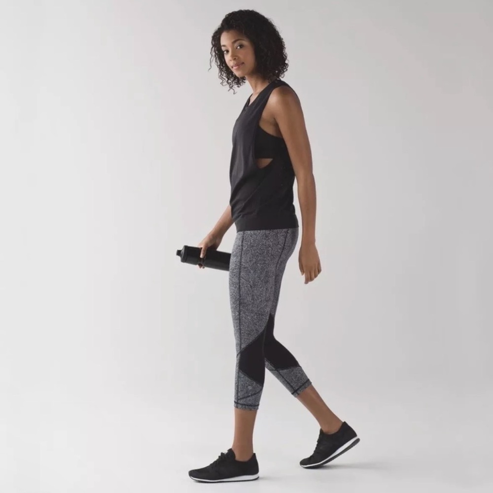 Lululemon Pace Rival Crop Leggings in Line Up White Black Size 6